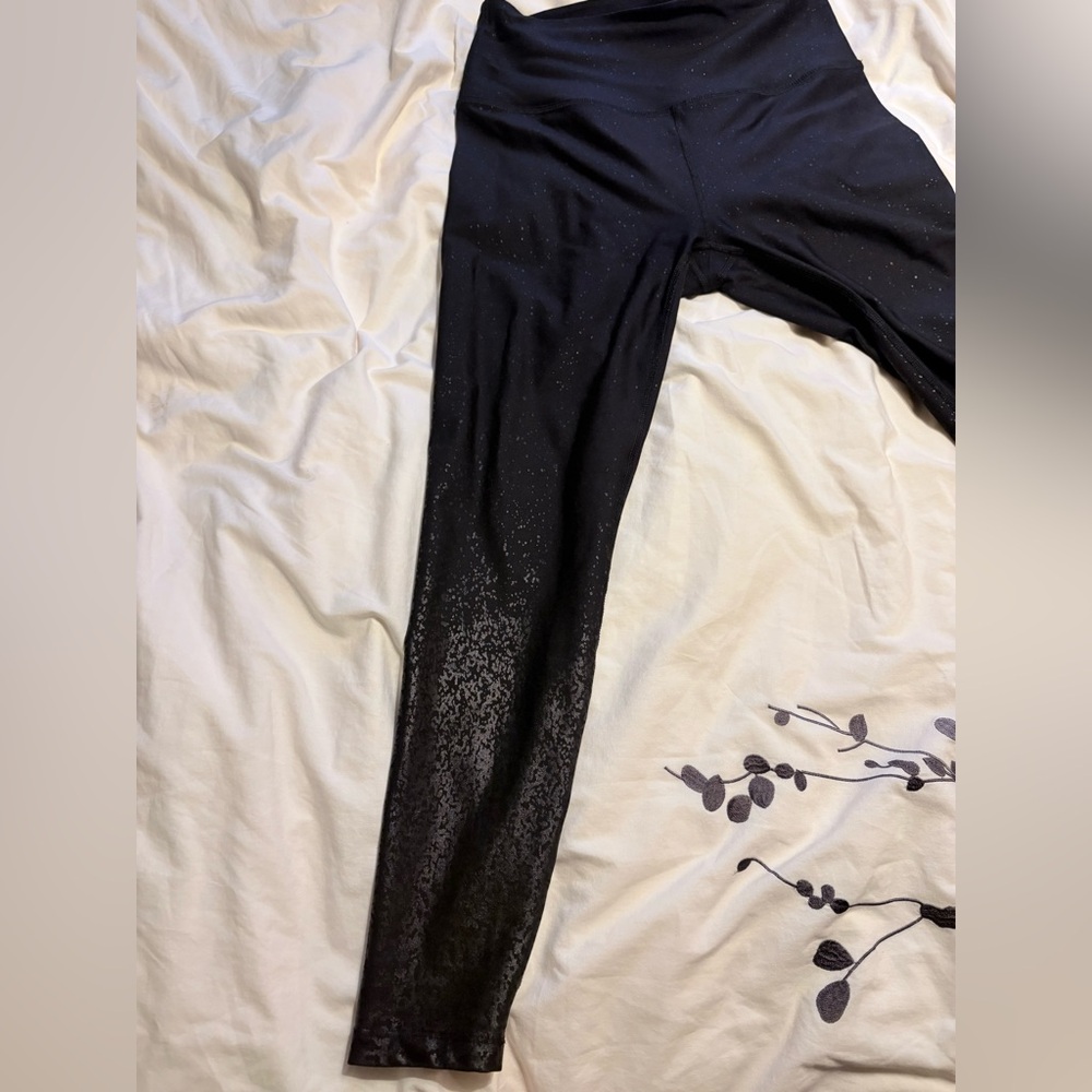 Beyond Yoga Leggings 
ALLOY OMBRE Midi – Black Foil Speckle - Picture 7 of 12